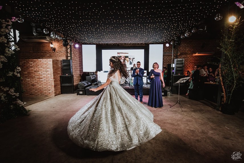 Debutante dançando durante a celebração